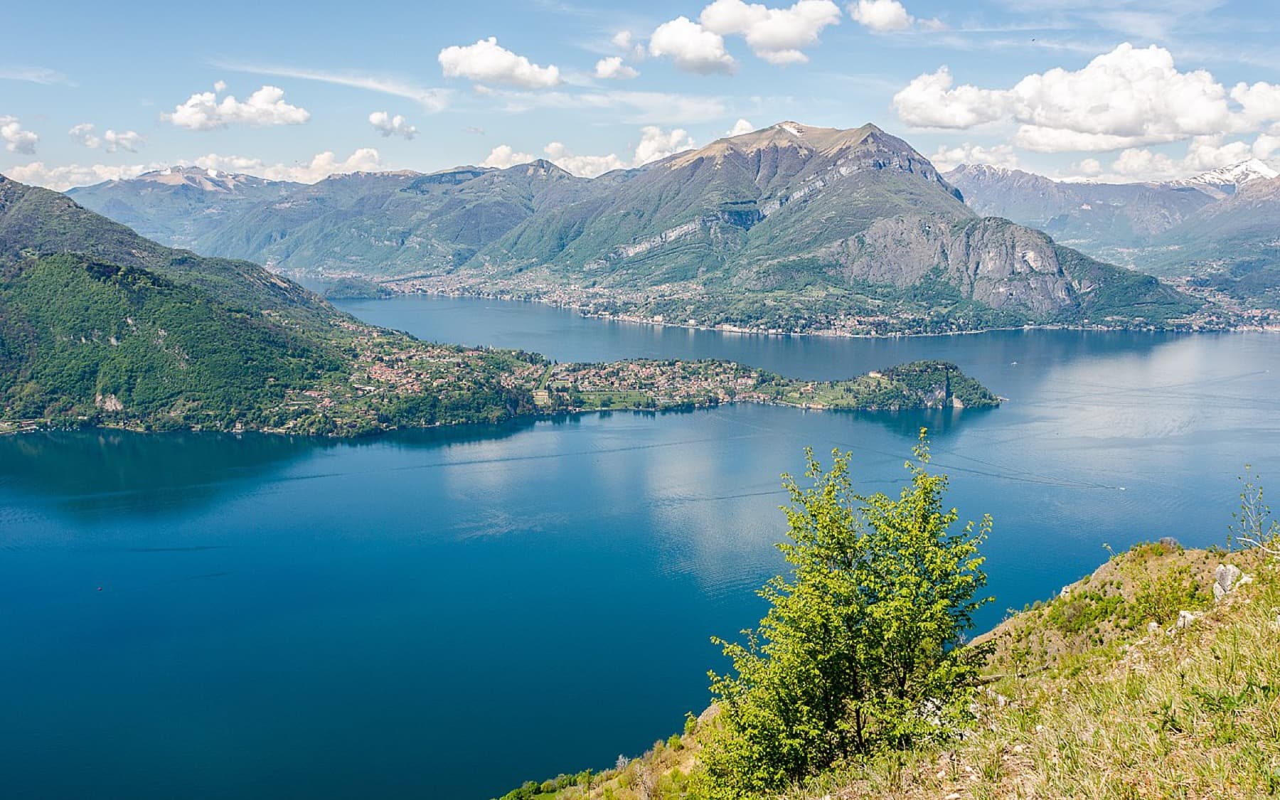 Lake Como shoreline and mountains