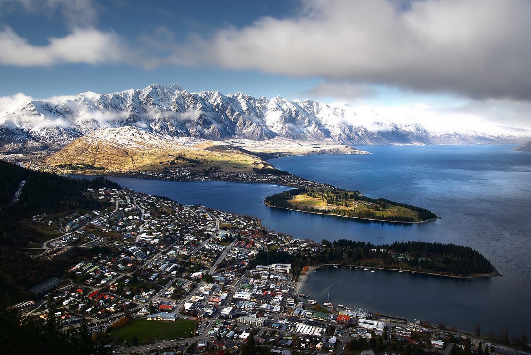 Queenstown beside Lake Wakatipu in New Zealand
